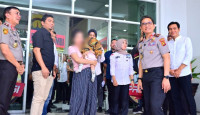 Polda Jambi Serahkan Bayi Korban TPPO Kembali ke Pangkuan Ibu Kandungnya